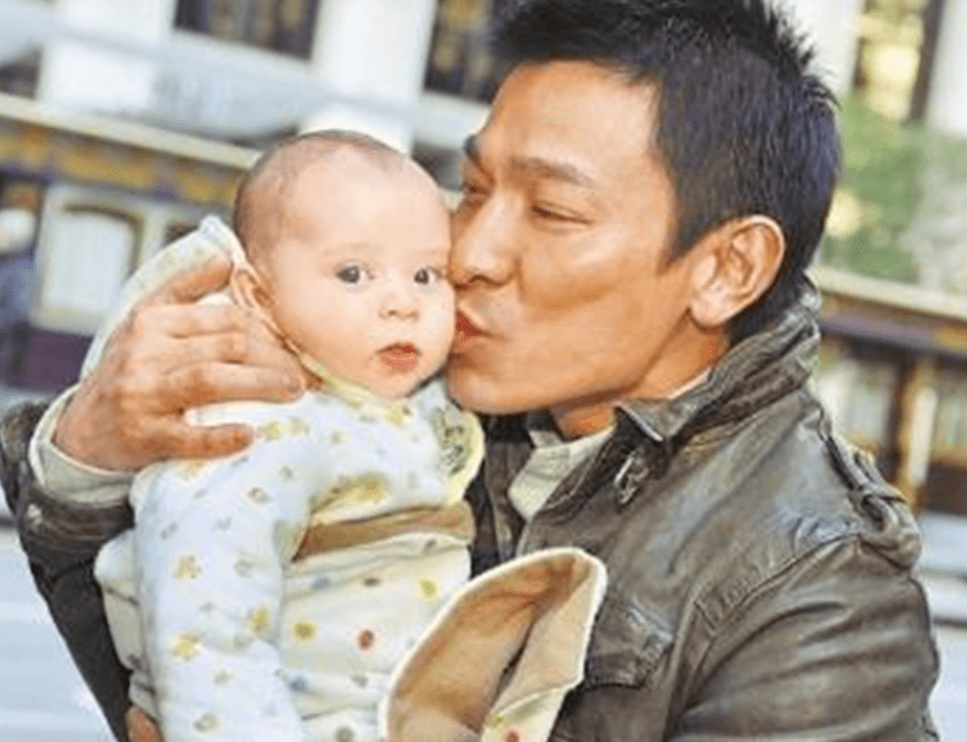 父亲|三点起床做早饭，五点送娃去上学，“女儿奴”刘德华的父爱有多暖