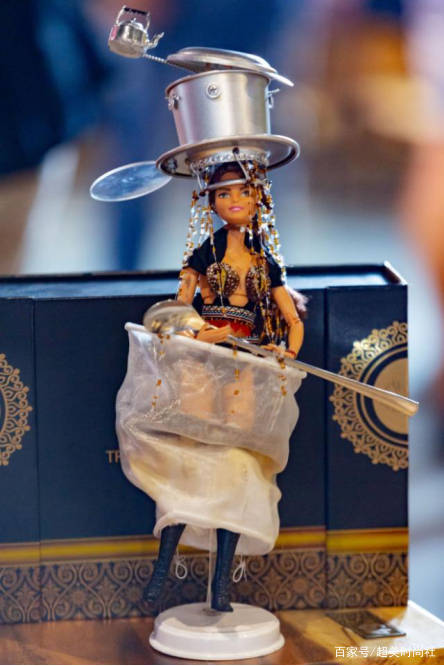 面包|越南环球小姐服装崩坏，去年穿面包今年穿咖啡？设计师脑洞太大了