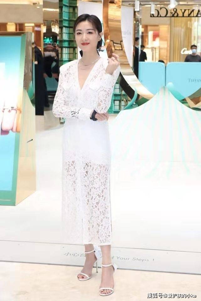 元素|万茜衣品从未让人失望，看似简单的小白裙，却满是心机，潮感够足