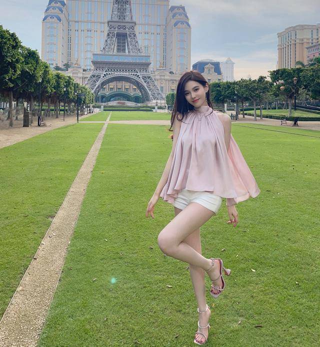人间|美女穿上人间水蜜桃粉色甜美法式露肩上衣,成为了温柔小姐姐。