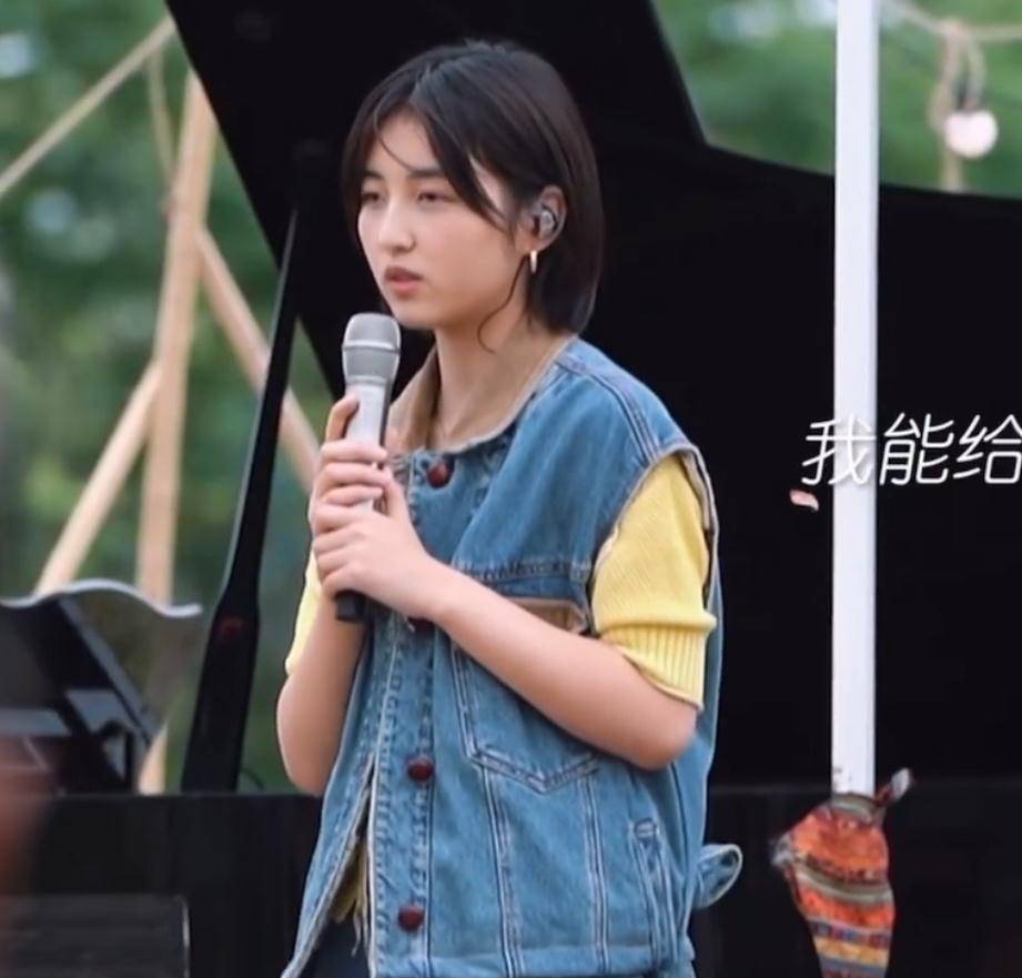 服装|《向往的生活》收官！张子枫温柔献唱，身穿牛仔嫩得好像还没长大
