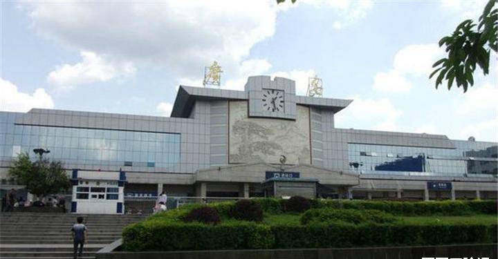 一个火车站被称为是国内最坑的火车站,这个火车站并不像重庆北站那样