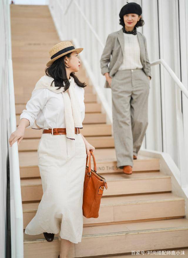 大衣|这对“神仙母女”的极简穿搭太美，值得50岁妈妈借鉴，优雅又时尚