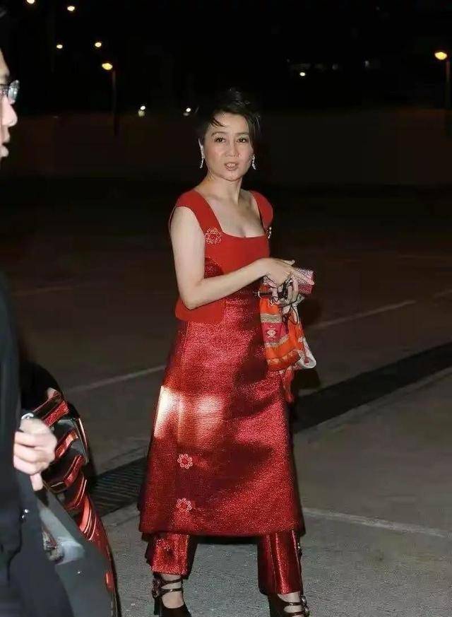 魅力|“四姨太”梁安琪，身穿大红色裙装却一点不俗，看着华丽高贵