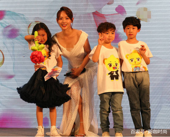 富婆|“富婆”张嘉倪穿开衩长裙大方俯身无惧低胸，买超看完又要吃醋了