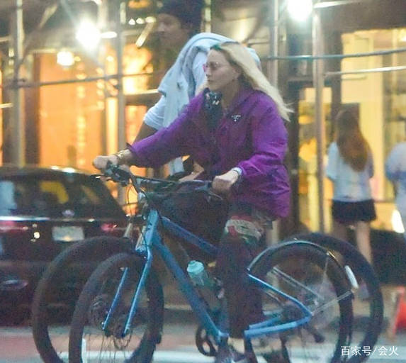 锻炼|62岁麦当娜与男友久违露面，打扮时髦活力好，比男友妈妈还大6岁