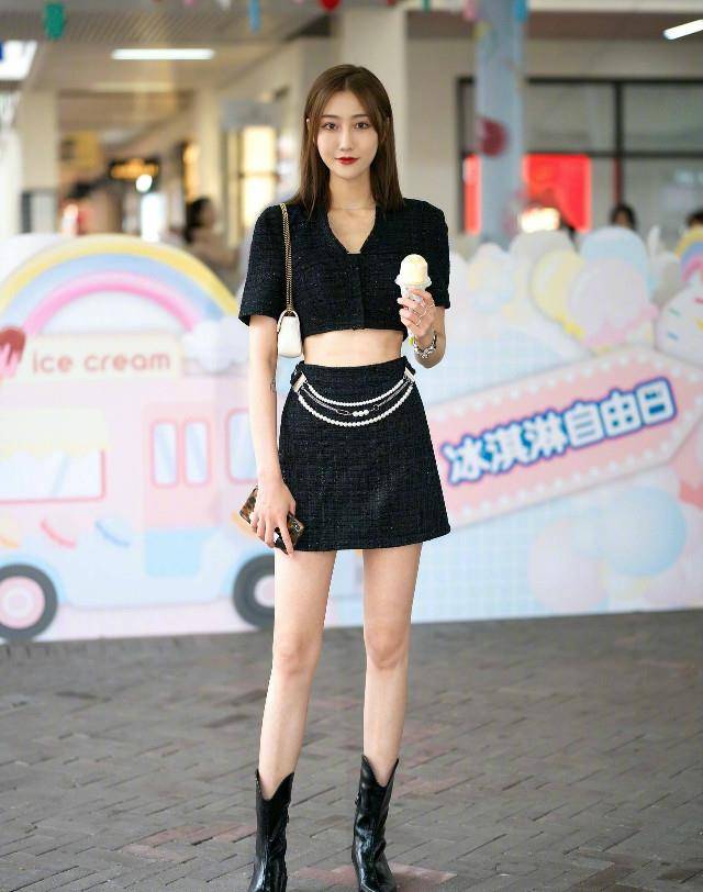 整体|今年火了一种穿法叫:上衣短了“大半截”,配半身裙,好洋气显高