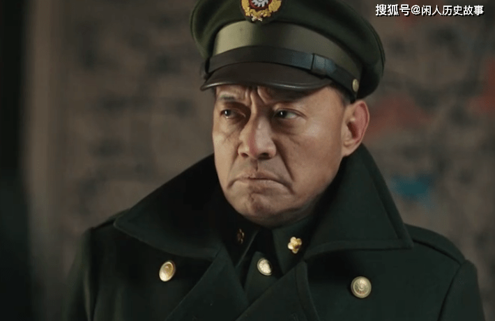 倒霉的黄维刚钻出坦克,就被我军战士们包围,成了我军的俘虏.