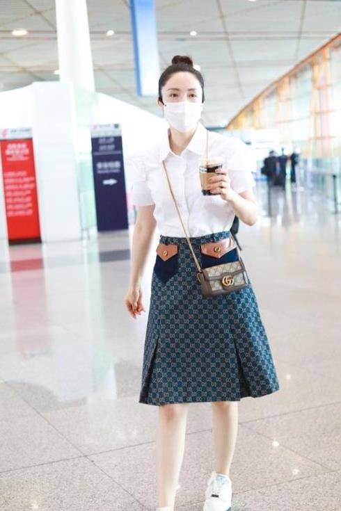 面料|董璇真是挺会扮嫩的，白衬衫＋半身裙太减龄，衣服选对太加分