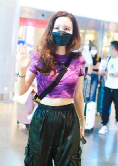 张萌|张萌在机场大秀身材,特意穿“小一号”T恤,说她是17岁也不过分