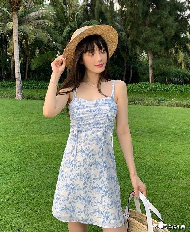 好身材|李小璐终究是女明星，比一般的网红气质要高级，穿吊带裙特洋气