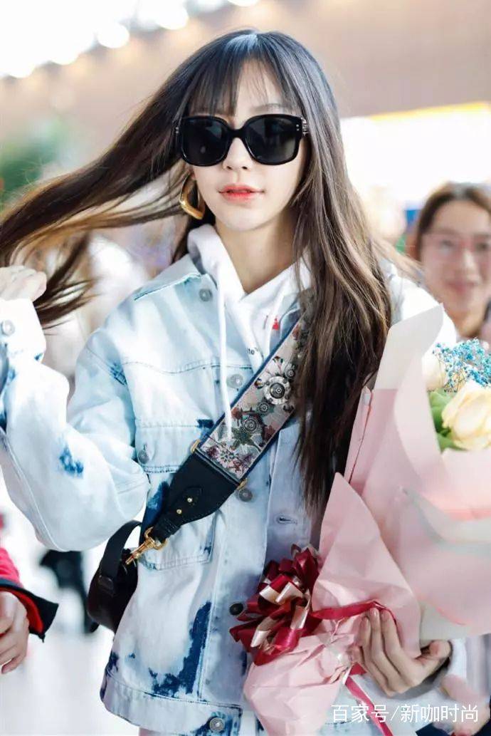 流量|baby流量担当不是吹的！一袭潮装亮相机场，鲜花与掌声都有了