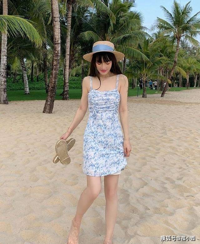好身材|李小璐终究是女明星，比一般的网红气质要高级，穿吊带裙特洋气