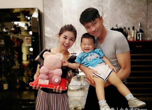 王雷|王雷李小萌夫妇度假被偶遇，老公摸头杀超级宠溺，老婆身材太迷人