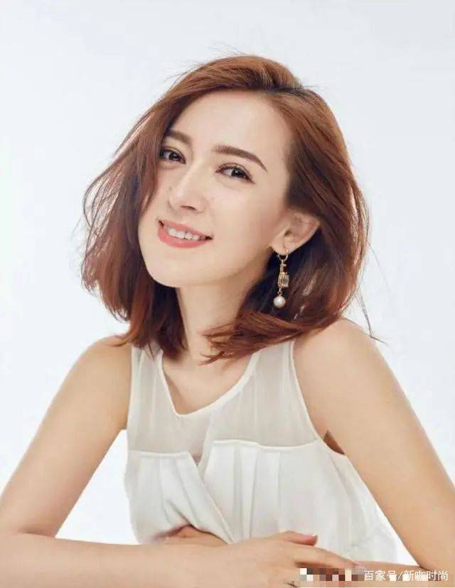 黑色|尼格买提老婆真会穿,挂脖小黑裙搭披肩发,这“侧颜杀”我爱了