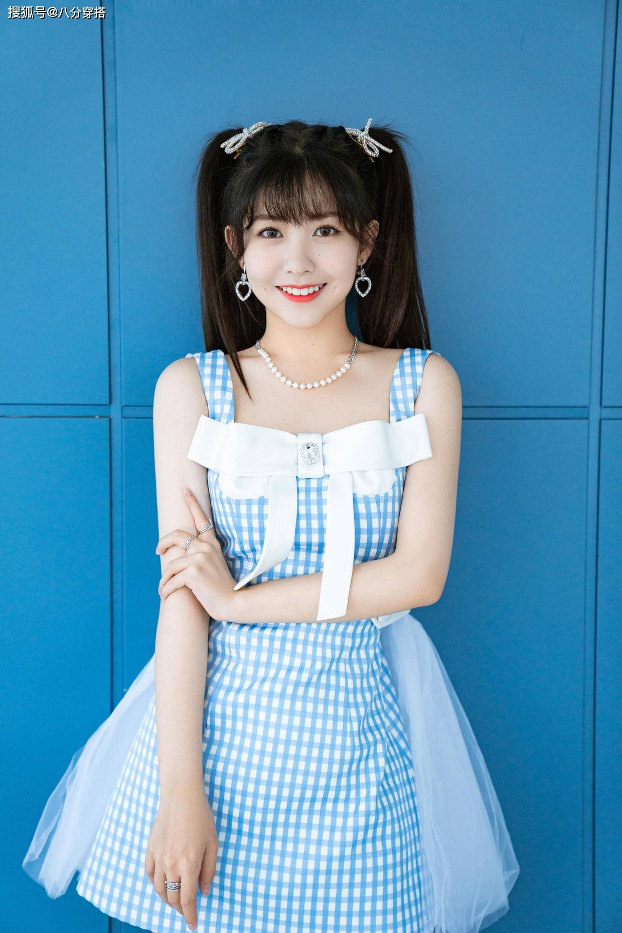 颜色|赖美云也是个“时髦精”，绿色背心配牛仔短裤清新自然，活力十足