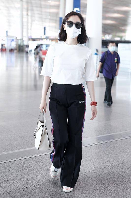 &quot|跟着＂气质美女＂陈数学穿搭，身穿白T日常休闲，还有很强的舒适感
