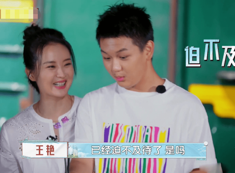 王艳跟|王艳跟儿子录节目，胖出老态还有皱纹，整个脸凹凹坑坑皮肤松弛！