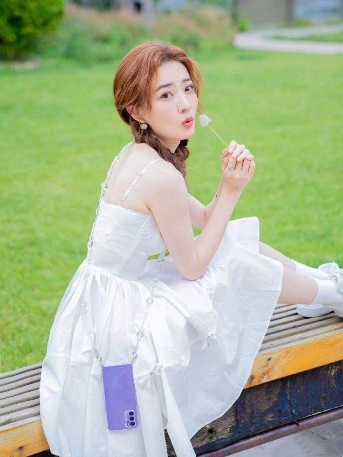 吊带|章泽天穿小白裙美到耀眼，都当妈妈了，打扮甜美还是那个奶茶妹妹