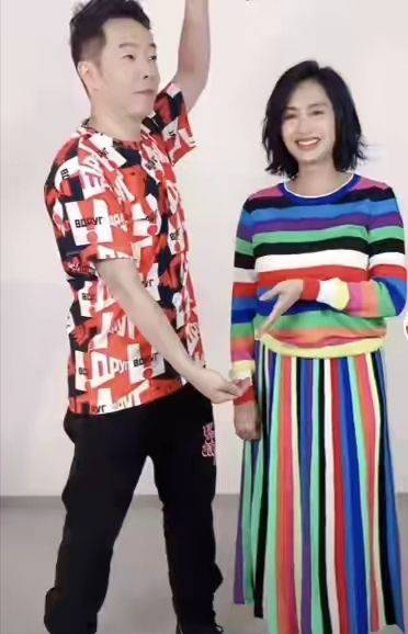 平底鞋|朱茵哪还有女神气质，上了年纪也是普通大妈，出门也得穿平底鞋!