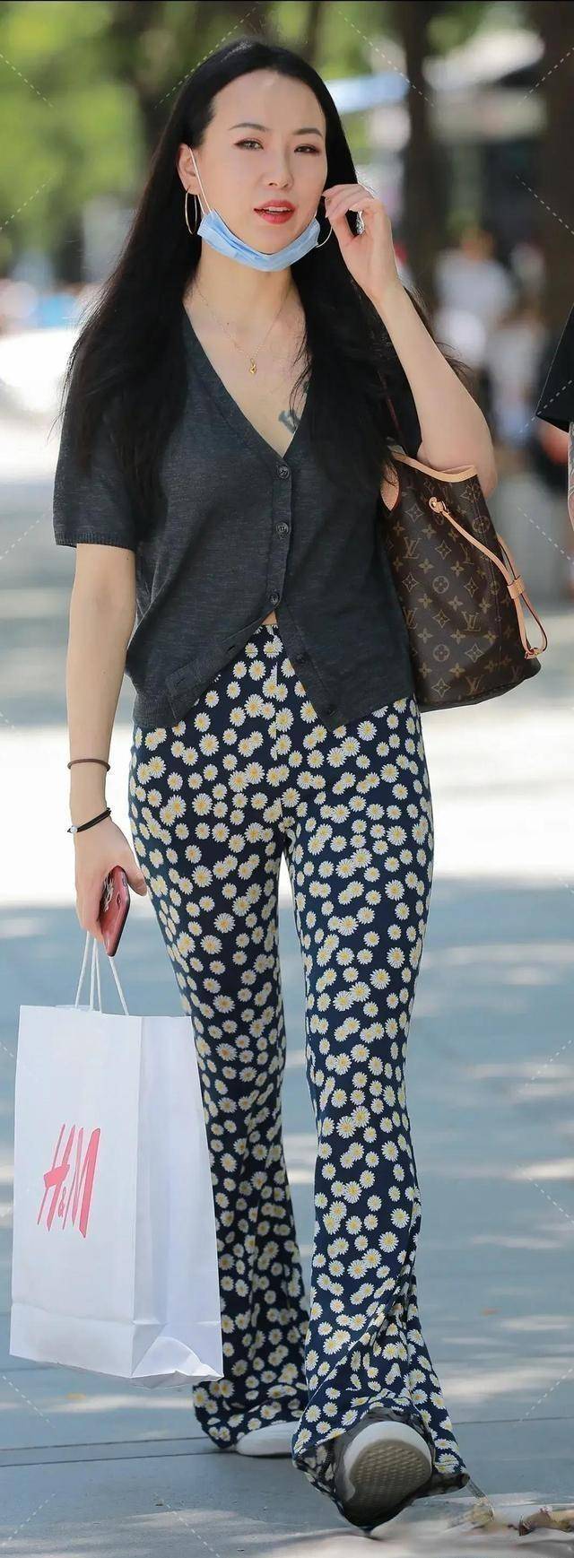 黑色|“宝妈”一字肩上衣搭配短裤引领时尚潮流