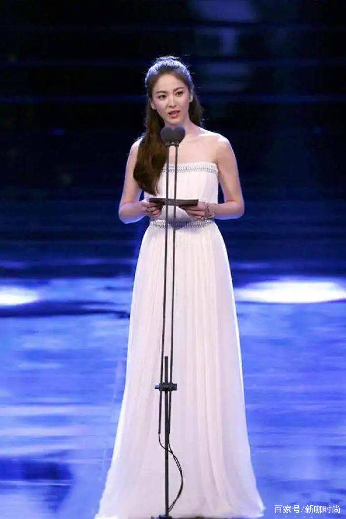 样式|宋慧乔单身后活成自己，留海藻卷发妩媚靓丽，随便配都有高级感