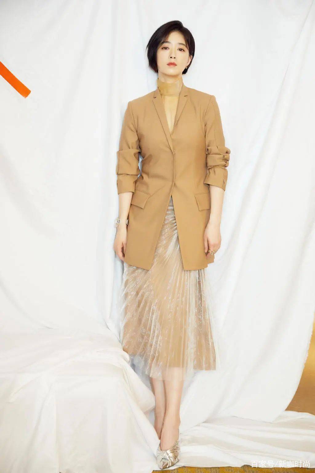 黑色|蒋欣瘦下来更美，一身黑色衬衫裙露白皙美腿，这鞋就看不懂了