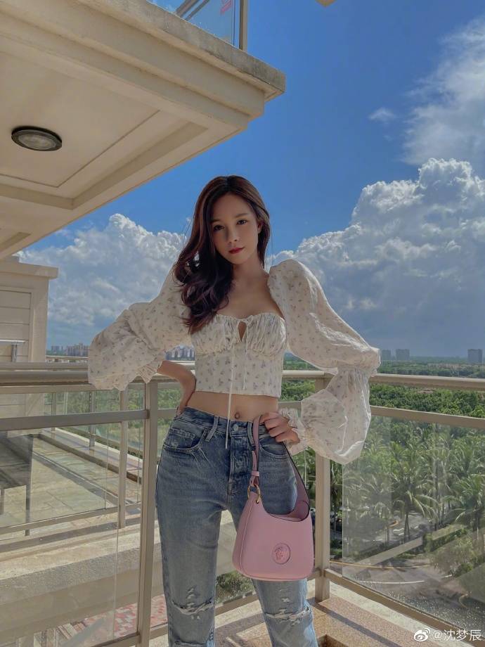 好身材|沈梦辰晒阳台写真，大长腿、A4腰展现“完美比例”，杜海涛真是赚大发了