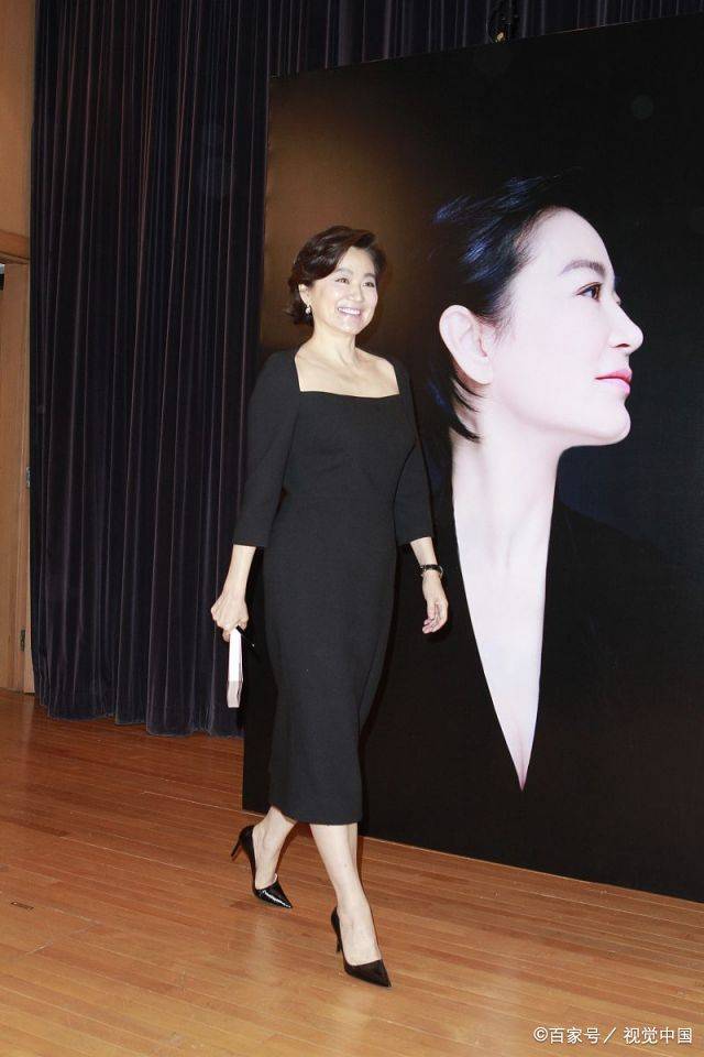 林青霞|岁月从不败美人!林青霞穿方领黑裙气质优雅,演绎美人在骨不在皮