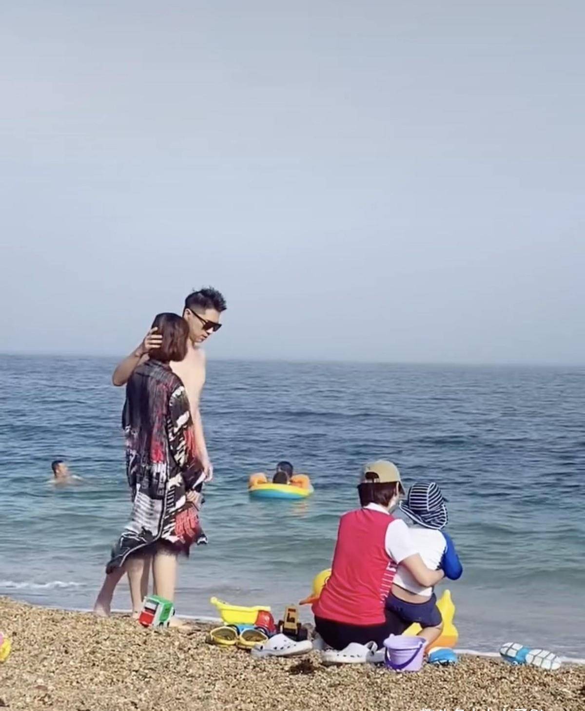 王雷|王雷李小萌夫妇度假被偶遇，老公摸头杀超级宠溺，老婆身材太迷人