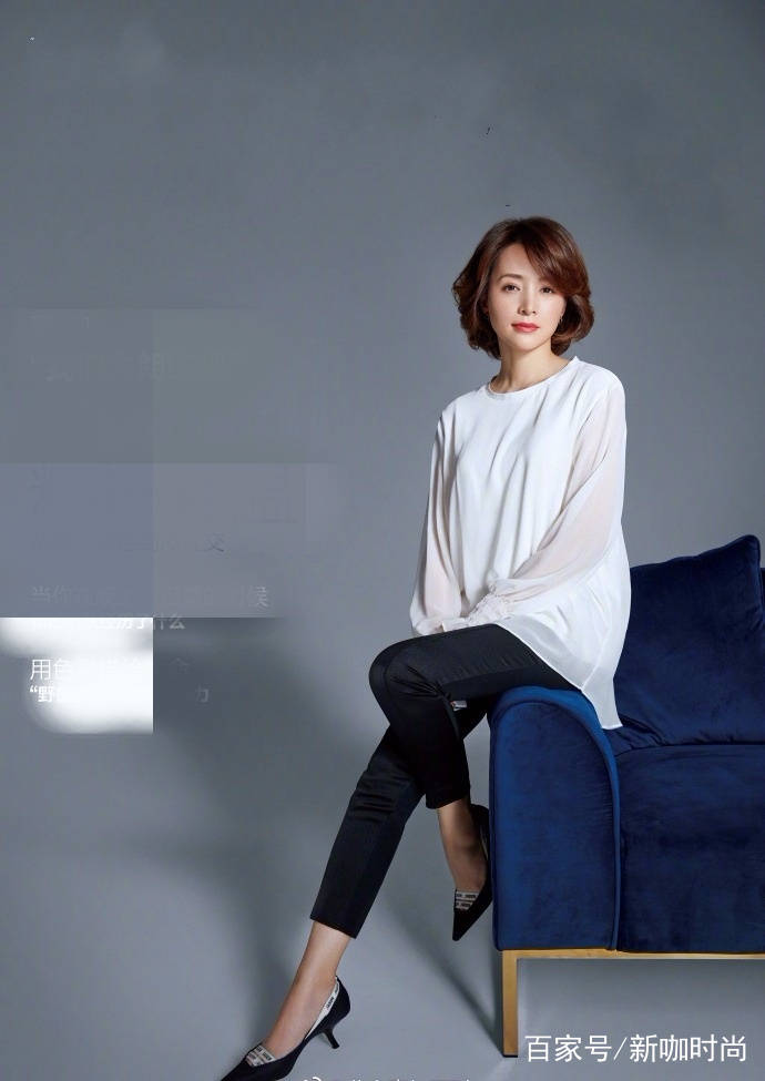 荷塘|董卿不愧是“最会穿主持人”，“荷塘裙”知性优雅，短发更是减龄