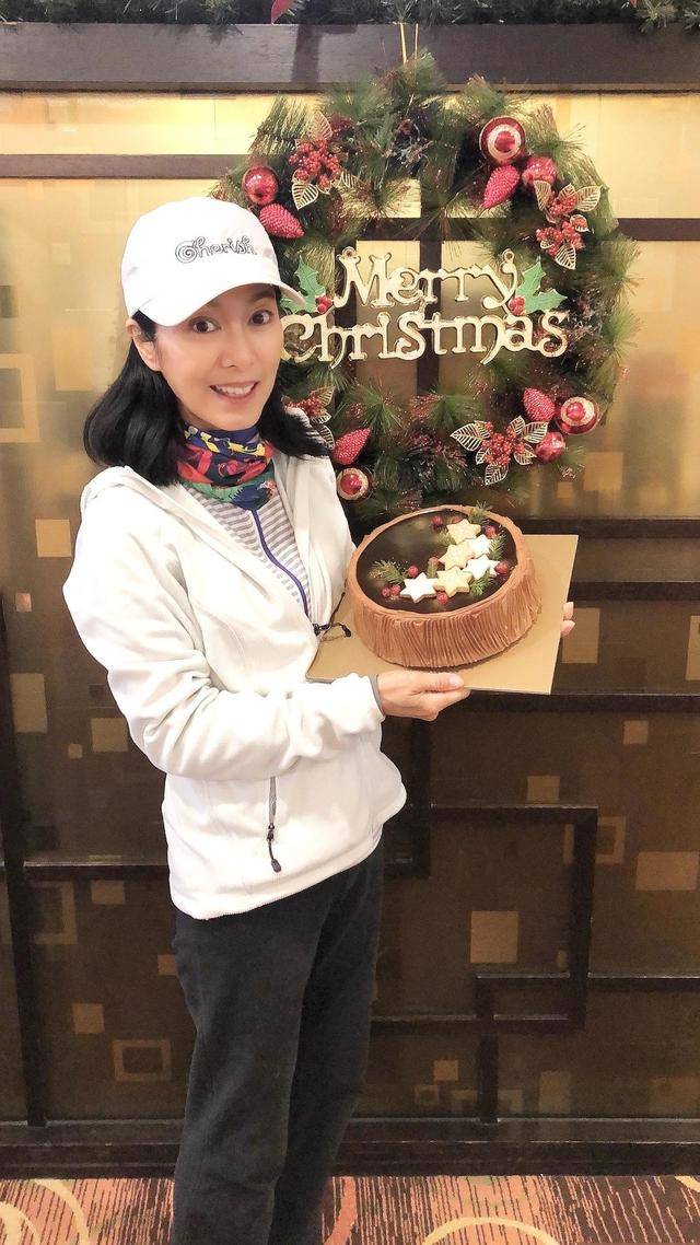 黑色|米雪是吃了防腐剂吗?穿黑色圆领卫衣俏皮可爱,哪像65岁的人