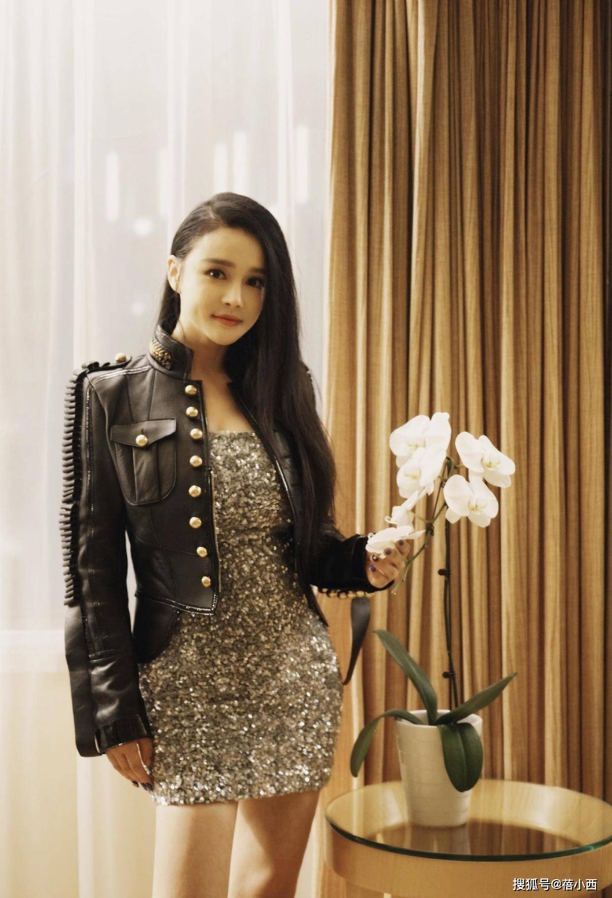 金色|冉莹颖身穿“液体裙”亮相,单肩吊带尽显好身材,看起来雍容华贵