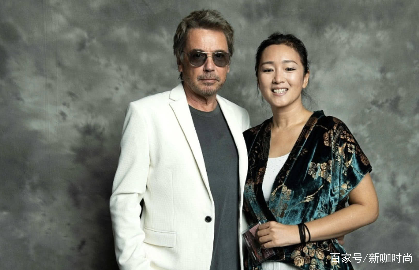 黑色|巩俐携大18岁法籍男友亮相,身穿深蓝外套,双手紧握甜蜜十足