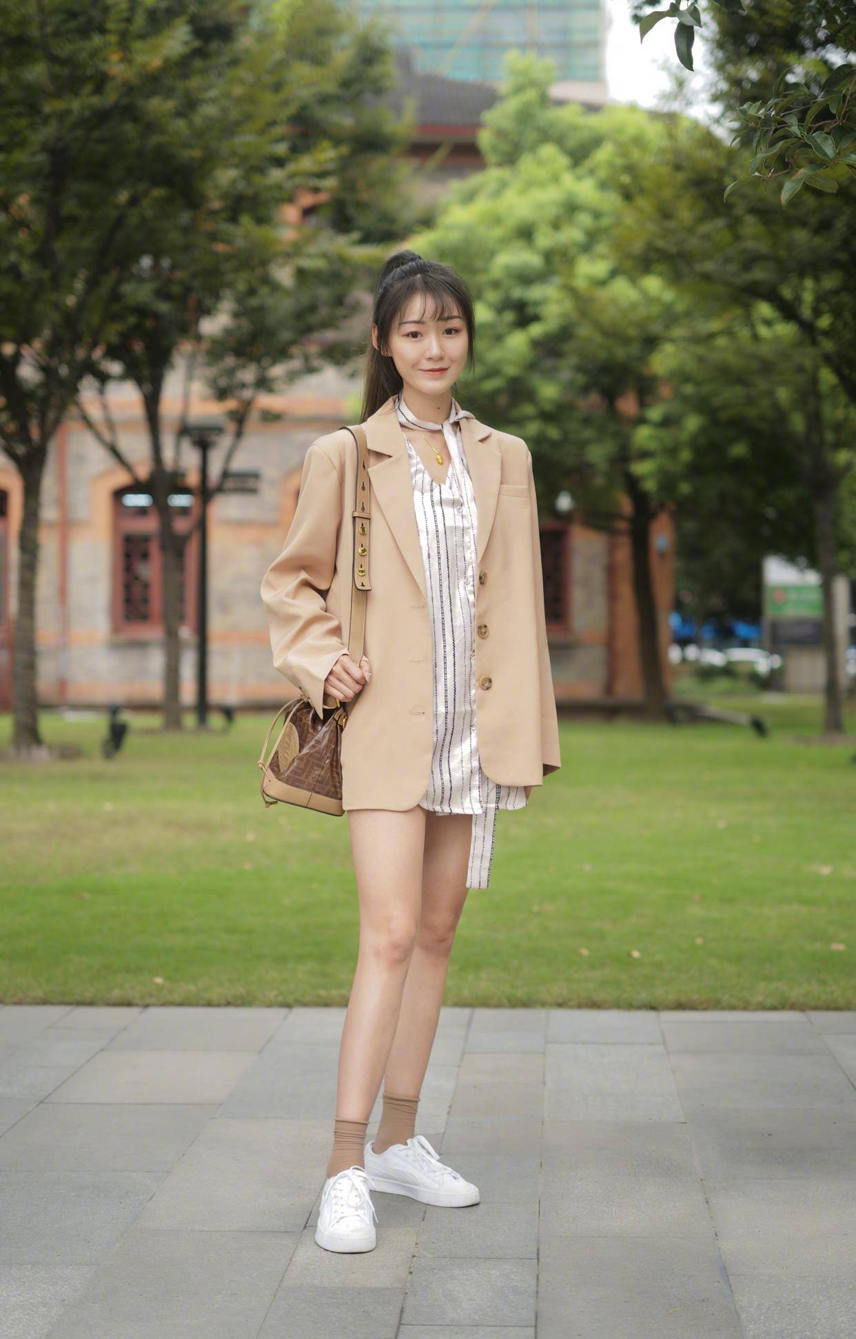 服装|职场女人,学会4组“夏日西服穿搭术”,想要的舒适、优雅都会有