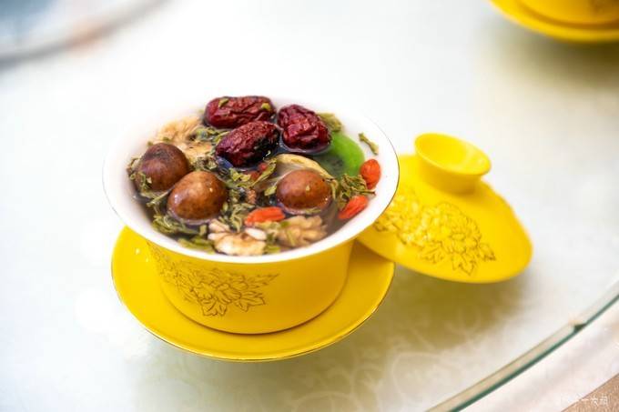 在正餐开始前,八宝盖碗茶是当地人普遍饮用的一种茶,盖碗,又称三泡台