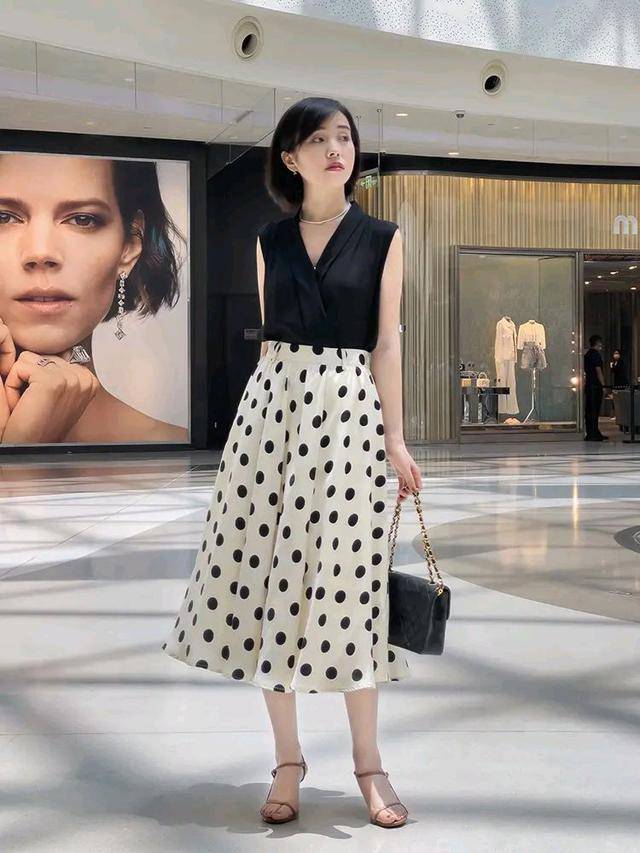 王者|小个子法式经典黑白穿搭，波点图案也是复古圈的王者。