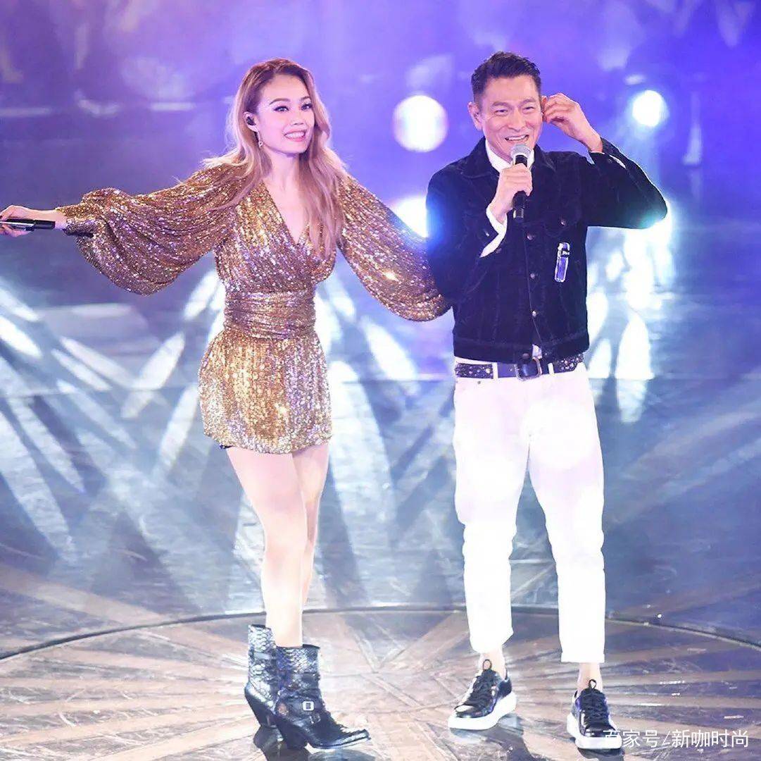 金色|容祖儿舞台造型有个性,金色亮闪裙搭黑皮靴,美腿风采实力撩人