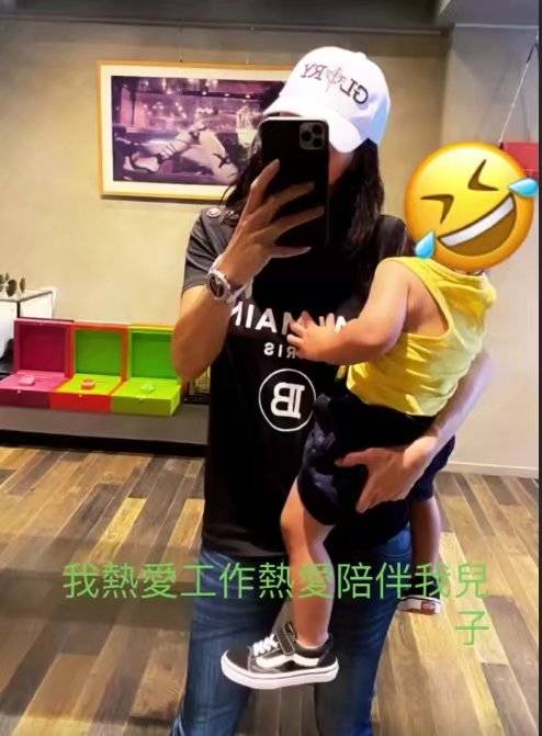次子|张柏芝机场被偶遇，次子小Q穿搭时髦，小儿子露正脸颜值超高