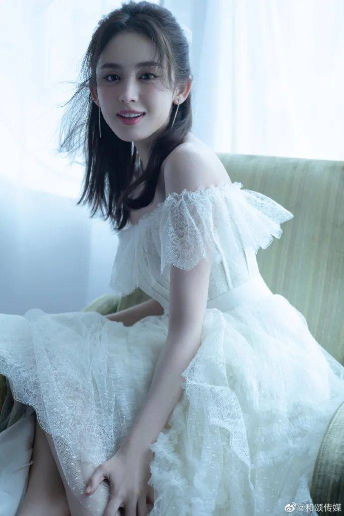 当红|古力娜扎抹胸白裙写真甜美!白嫩大美腿太性感撩人
