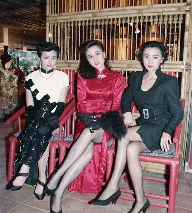人心|张馨予的“羊毛卷”造型虏获人心，配上印花长裙美如初恋，太撩人
