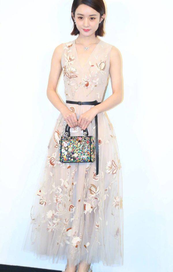 通身|赵丽颖离婚后频繁捞金，穿防晒衬衫配毛拖鞋，身材消瘦看心疼