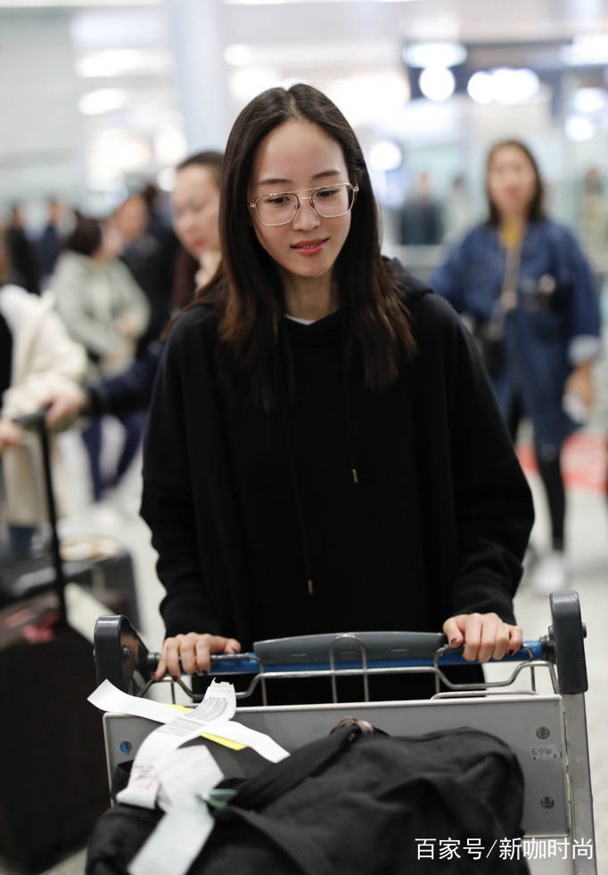 女神|素颜才是检测颜值真标准!张钧甯黑色卫衣配眼镜,气质大方出众