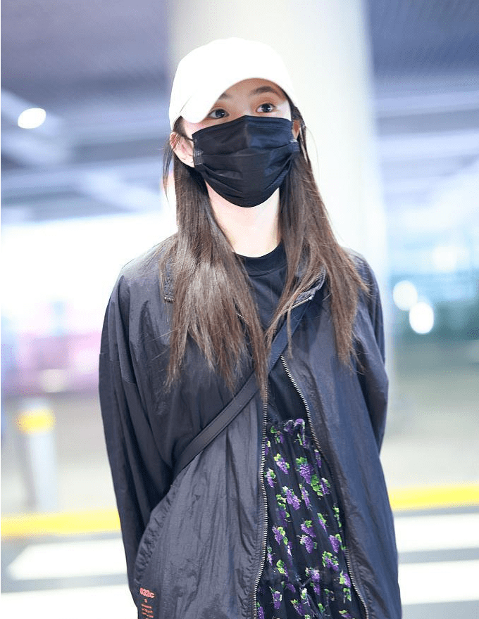 身材|刘浩存美如初恋女友，穿黑色夹克外套配碎花半身裙，看着让人心动