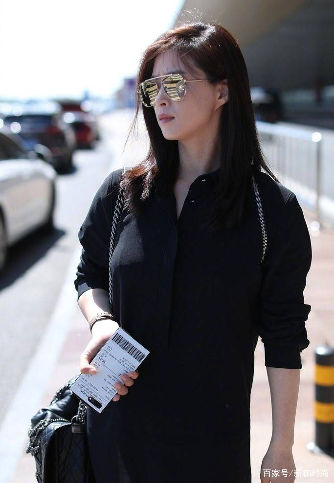 黑色|蒋欣瘦下来更美，一身黑色衬衫裙露白皙美腿，这鞋就看不懂了