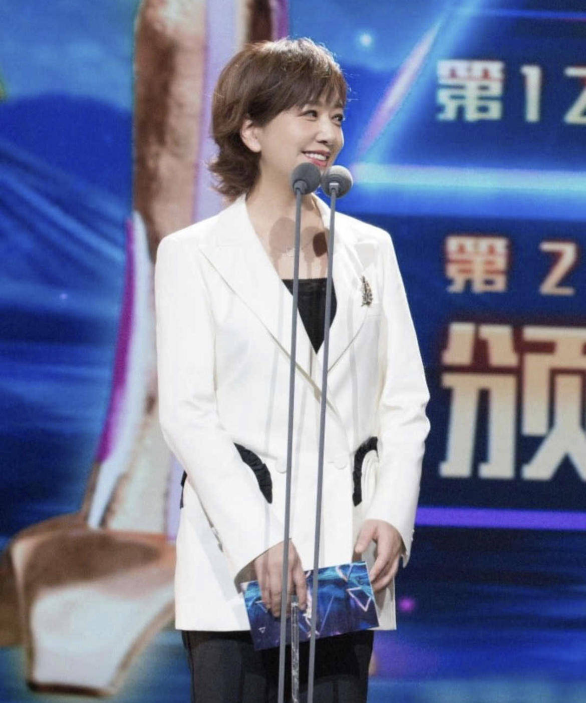 美眉|江珊53岁了，身穿一件黛蓝色大v领连衣裙亮相，高贵优雅又减龄！