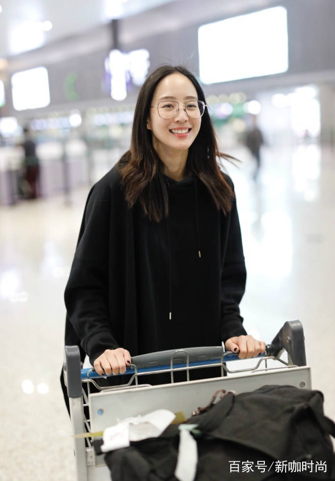 女神|素颜才是检测颜值真标准!张钧甯黑色卫衣配眼镜,气质大方出众