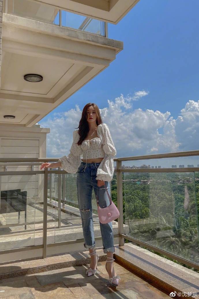 好身材|沈梦辰晒阳台写真，大长腿、A4腰展现“完美比例”，杜海涛真是赚大发了