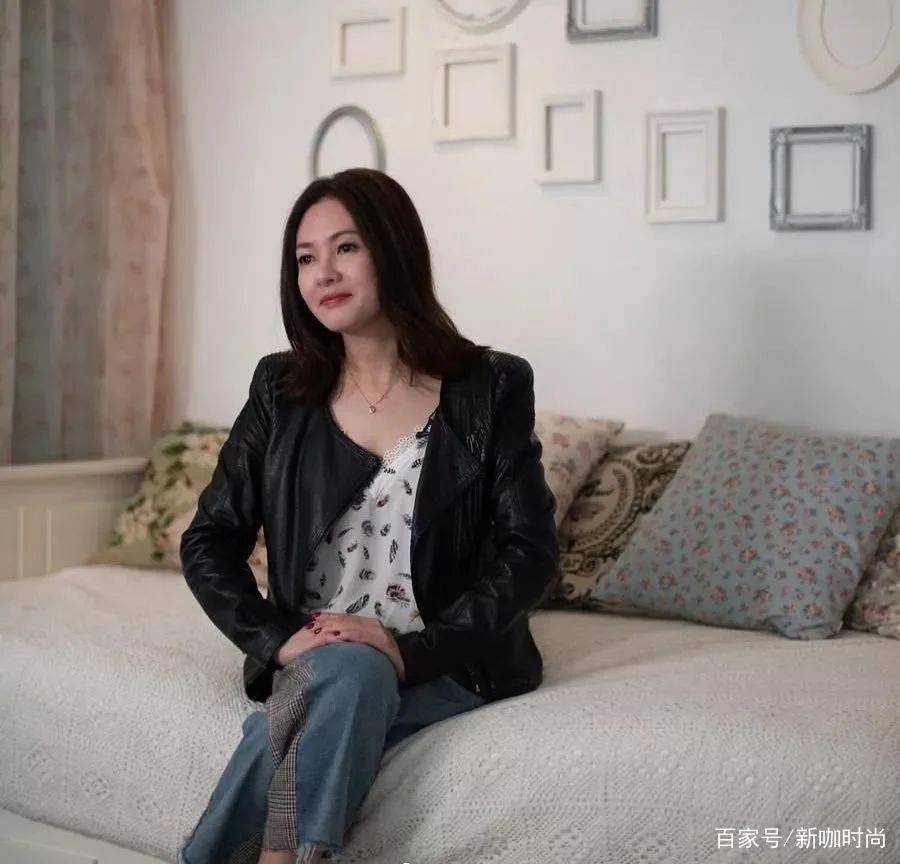 美人|岁月从不败美人!“奔六”李丽珍红衣搭皮裤,魅力不减当年