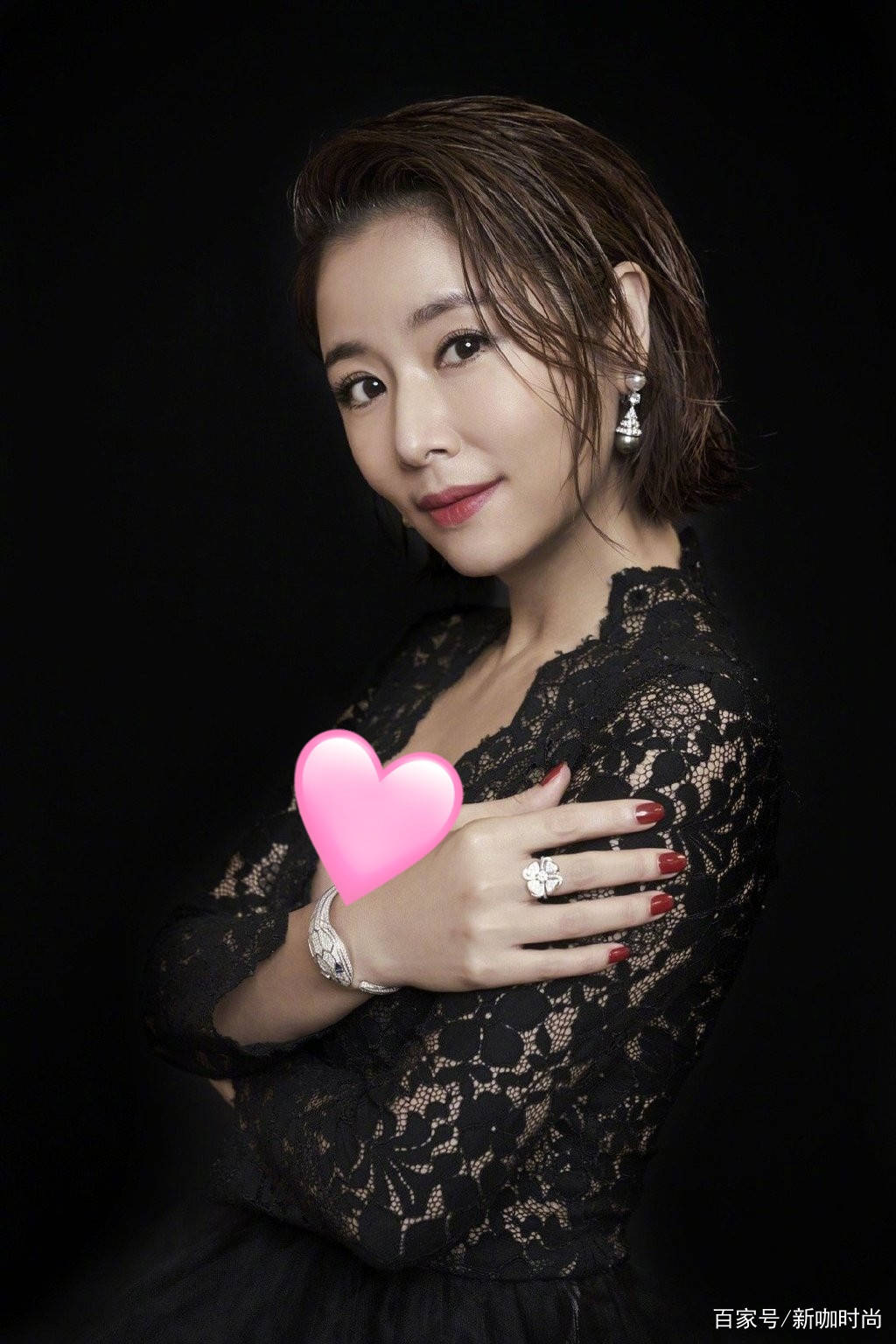 花朵|林心如美得高调,穿俏皮时尚装风情万种,低头那一刻更是心醉